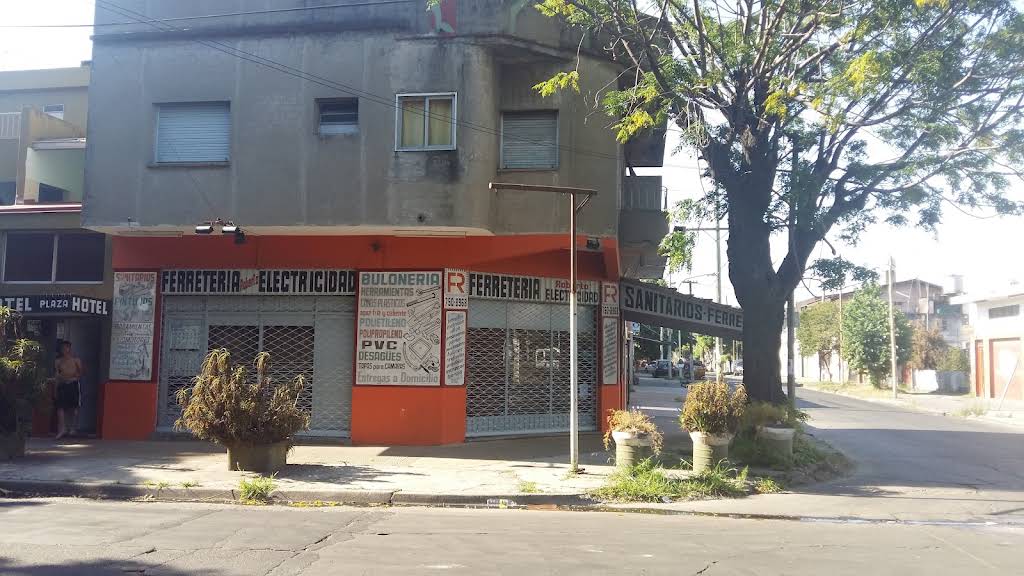 Esquina de Carlos Tejedor y Sarmiento, acceso al Hotel Plaza